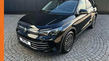 Grenadillschwarz metallic Neu 2025 VW Tiguan Elegance SUV | 43.890 € (Guter Preis)