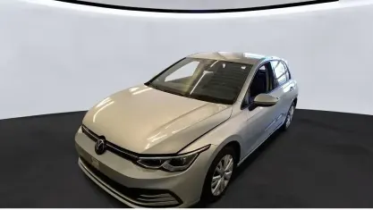 Gebraucht VW Golf VIII Life 131 PS (96 kW) 2024 Silber Limousine