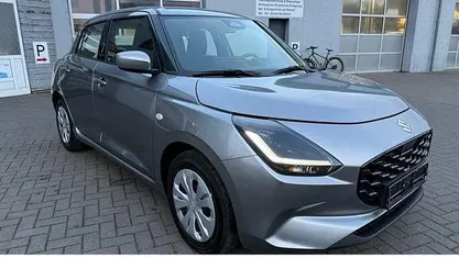 Neu Suzuki Swift Club 83 PS (61 kW) 2025 Silber Kleinwagen