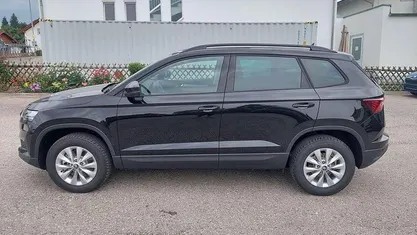 Schwarzmetallic Neu 2025 Skoda Karoq Selection SUV | 30.990 € (Guter Preis)
