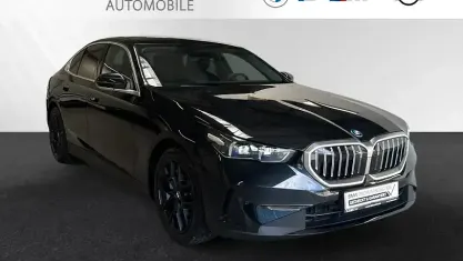 Gebraucht BMW 550e Sport Line 489 PS (359 kW) 2025 Black sapphire metallic Limousine