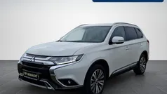 Perlmuttweiss metallic Gebraucht 2020 Mitsubishi Outlander Diamant Edition SUV | 20.980 € (Fairer Preis)