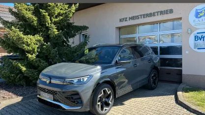 Neu VW Tiguan R-line 150 PS (110 kW) 2026 0e grenadilla schwarz metallic SUV