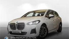 Weiß Gebraucht 2022 BMW 218 Active Tourer Performance Van / Kleinbus | 26.900 € (Fairer Preis)