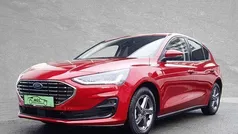 Fantastic red metallic Gebraucht 2023 Ford Focus Titanium X Limousine | 24.990 € (Fairer Preis)