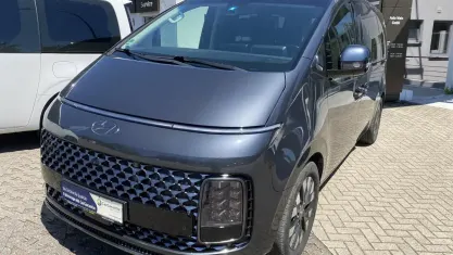 Gebraucht Hyundai Staria Signature 177 PS (130 kW) 2021 Grau Van / Kleinbus