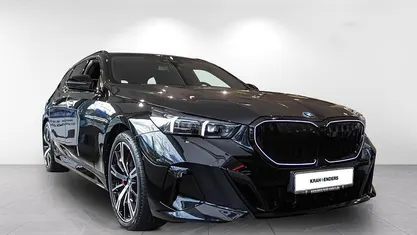 Black sapphire metallic (schwarz) Neu 2025 BMW 540 M Sport Kombi | 81.090 € (Fairer Preis)