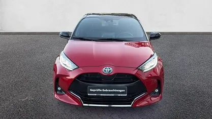 Gebraucht Toyota Yaris Hybrid Style 116 PS (85 kW) 2022 Karminrot metallic / dach mysticschwarz Kleinwagen