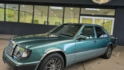 Używany Mercedes E200 445 KM (327 kW) 1991 Zielony Sedan/Limuzyna
