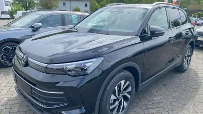 Neu VW Tiguan 150 PS (110 kW) 2025 Grenadillschwarz metallic SUV