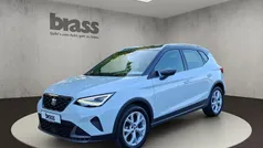 Nevada weiß metallic/magnetic grau metallic Gebraucht 2023 Seat Arona FR SUV | 20.480 € (Fairer Preis)