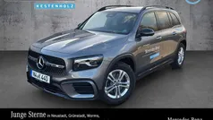 Mountaingrau met. Gebraucht 2024 Mercedes GLB200 AMG line SUV | 53.400 €