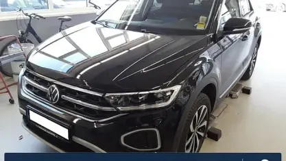 Second-hand VW T-Roc Style 150 CP (110 kW) 2023 Negru SUV