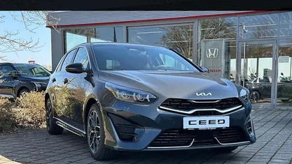 Pentametal met grau Neu 2025 Kia Ceed GT-Line Kleinwagen | 29.490 € (Fairer Preis)