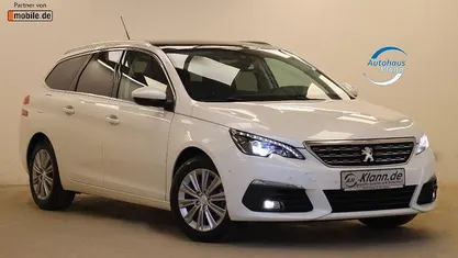 Sonderlackierung perlmuttweiß (metallic) Gebraucht 2018 Peugeot 308 SW Allure Kombi | 8.499 € (Guter Preis)