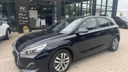 Gebraucht Hyundai i30 Trend 100 PS (73 kW) 2018 Schwarz Limousine