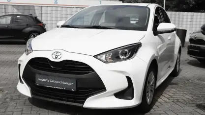 Gebraucht Toyota Yaris Basis 72 PS (52 kW) 2022 Schneeweiß Kleinwagen