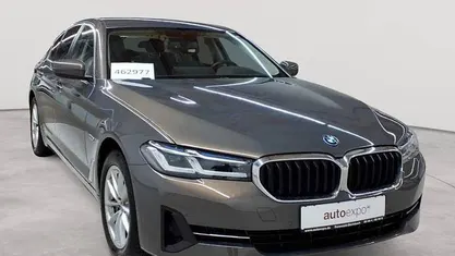 Alvitgrau metallic Gebraucht 2022 BMW 530e Sport Line Limousine | 33.190 € (Guter Preis)