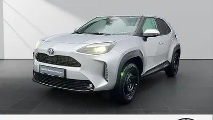 Shimmering silver metallic Gebraucht 2023 Toyota Yaris Hybrid Connect Style | 23.490 € (Fairer Preis)