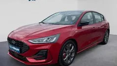 Rot (fantastic red) Gebraucht 2024 Ford Focus ST-Line Limousine | 26.990 € (Guter Preis)