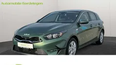 Experience green metallic Neu 2025 Kia Ceed Comfort Limousine | 26.590 € (Fairer Preis)