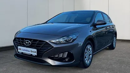 Gebraucht Hyundai i30 Select 120 PS (88 kW) 2021 Silky bronze Limousine