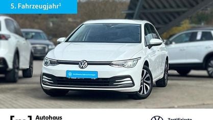 Używany VW Golf VIII Active 110 KM (80 kW) 2021 Biały Sedan/Limuzyna