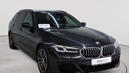 Gebraucht BMW 520 M Sport 190 PS (139 kW) 2023 Sophistograu brillanteffekt metallic Kombi