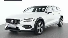 Weiß Gebraucht 2023 Volvo V60 CC Plus Kombi | 42.990 € (Fairer Preis)