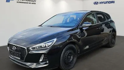 Gebraucht Hyundai i30 Intro Edition 120 PS (88 kW) 2017 Schwarz Limousine