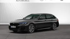 Black sapphire metallic Gebraucht 2022 BMW 520 M Sport Kombi | 34.720 € (Teuer)