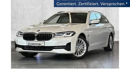 Gebraucht BMW 530e Sport Line 292 PS (214 kW) 2023 Mineralweiß Kombi