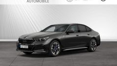 Sophistograu brillanteffekt metallic Gebraucht 2024 BMW 550e M Sport Limousine | 72.799 € (Superpreis)