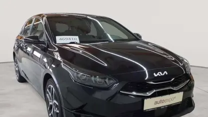 Gebraucht Kia Ceed Spirit 160 PS (117 kW) 2022 Zilinaschwarz metallic Kleinwagen