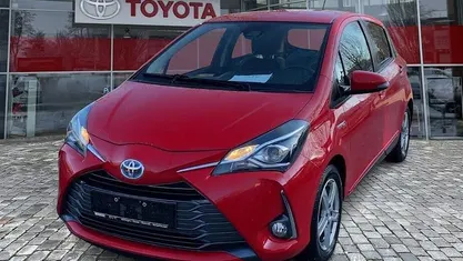 Rot Gebraucht 2020 Toyota Yaris Hybrid Limousine | 13.490 € (Guter Preis)