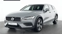 Grau Gebraucht 2024 Volvo V60 CC Plus Kombi | 43.990 € (Fairer Preis)