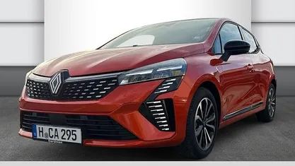 Valenciaorange metallic Gebraucht 2025 Renault Clio V Techno Limousine | 21.960 € (Teuer)