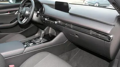 Weiß Gebraucht 2023 Mazda 3 Homura-Line Limousine | 23.890 € (Fairer Preis)