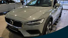 Grau vapour grey / metallic Gebraucht 2023 Volvo V60 CC Plus Kombi | 35.850 € (Fairer Preis)