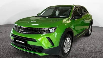 Ikone grün metallic Gebraucht 2023 Opel Mokka Enjoy SUV | 17.929 € (Fairer Preis)