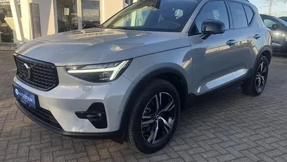 Grau Gebraucht 2025 Volvo XC40 Plus SUV | 37.460 € (Fairer Preis)