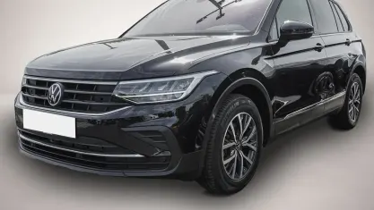 Gebraucht VW Tiguan Life 150 PS (110 kW) 2023 Schwarz SUV