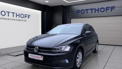Gebraucht VW Polo Comfortline 75 PS (55 kW) 2018 Deep black perleffekt Kleinwagen