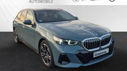 Cape york grün metallic Gebraucht 2025 BMW i5 M Sport Kombi | 58.990 € (Superpreis)