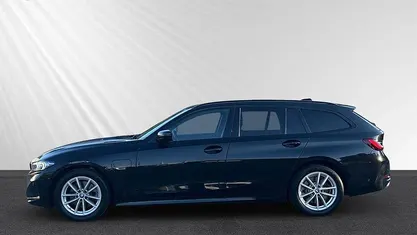 Schwarz Gebraucht 2022 BMW 330e Sport Line Kombi | 29.760 € (Fairer Preis)