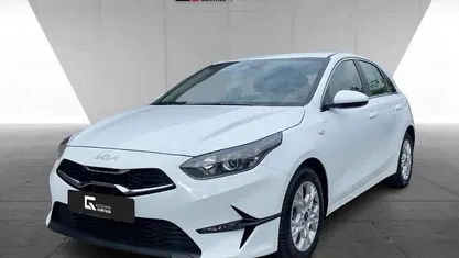Wd) cararraweiss (weiss Gebraucht 2025 Kia Ceed Vision Kleinwagen | 17.990 € (Superpreis)
