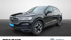 Grenadillschwarz metallic Gebraucht 2024 VW Touareg Basis SUV | 53.440 € (Superpreis)
