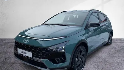 Neu Hyundai Bayon Blackline 90 PS (66 kW) 2025 Grün SUV