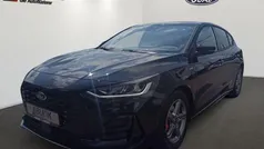 Agate black metallic Gebraucht 2023 Ford Focus ST-Line Limousine | 25.990 € (Fairer Preis)