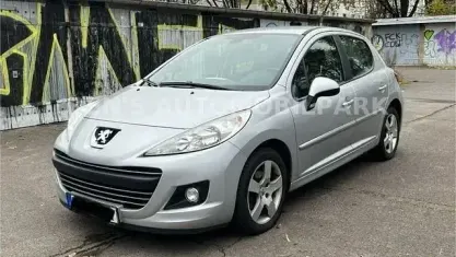 Używany Peugeot 207 Premium 120 KM (88 kW) 2011 Srebrny Sedan/Limuzyna